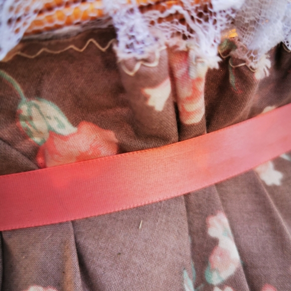 Vintage Wicker Basket with Articulated Handles and Padded Fabric Bottom and Lace - Picture 11 of 17